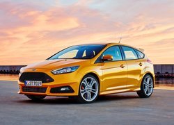 Żółty Ford Focus