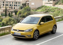 Żółty Volkswagen Golf 7 Facelift na drodze