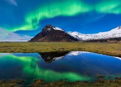 Zorza polarna nad górami w Islandii