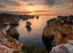 Wybrzeże, Skały, Chmury, Zachód słońca, Morze, Ocean Atlantycki, Region Algarve, Portugalia
