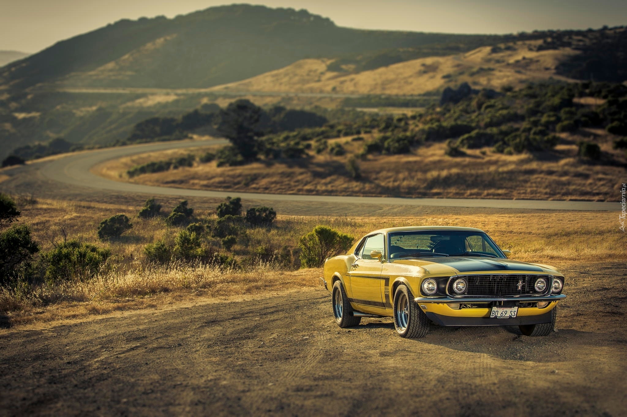 Edycja Tapety Żółty Ford Mustang W Drodze