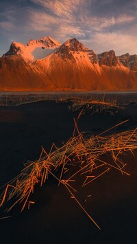 Czarny piasek na plażay Stokksnes