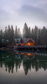 Dom na moście nad jeziorem Emerald Lake
