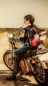 Dziewczyna na motocyklu
