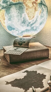 Globus i kalendarz na książce