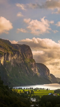 Góry nad jeziorem w Norwegii