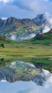 Jezioro Elter Water Lake i Góry Langdale Pikes w Parku Narodowym Lake District w Anglii