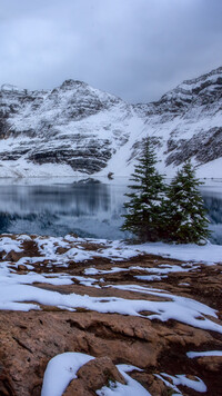 Jezioro Lake McArthur i ośnieżone góry Canadian Rockies