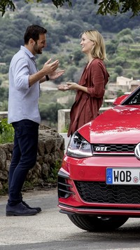 Kobieta i mężczyzna obok Volkswagena Golfa 7