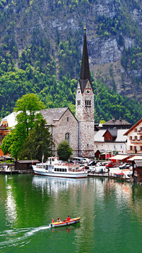 Kościół nad jeziorem Hallstattersee w Austrii