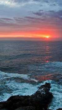 Morskie fale o zachodzie słońca