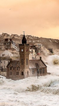 Morskie fale wdarły się do miasta