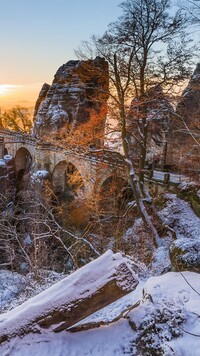 Most i formacja skalna Bastei w Niemczech