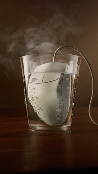 Mysz komputerowa w szklance gorącej wody