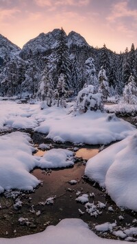 Śnieg na jeziorze i ośnieżone góry