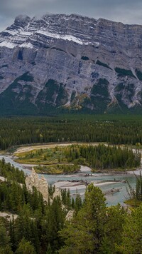 Widok na rzekę Bow River i góry