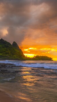Wybrzeże hawajskiej wyspy Kauai pod niebem zachodzacego słońca
