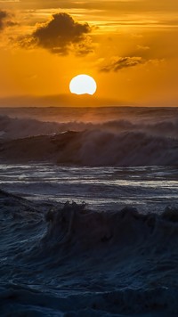 Wzburzone morze o zachodzie słońca
