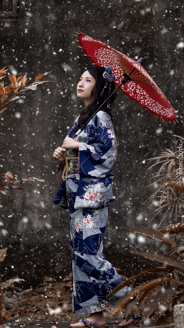 Azjatka w kimonie z parasolem