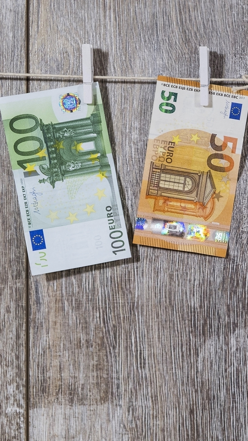 Banknoty euro na sznurku