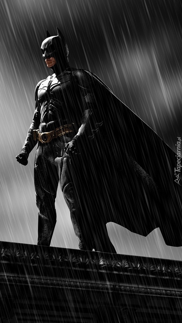 Batman na dachu w deszczu