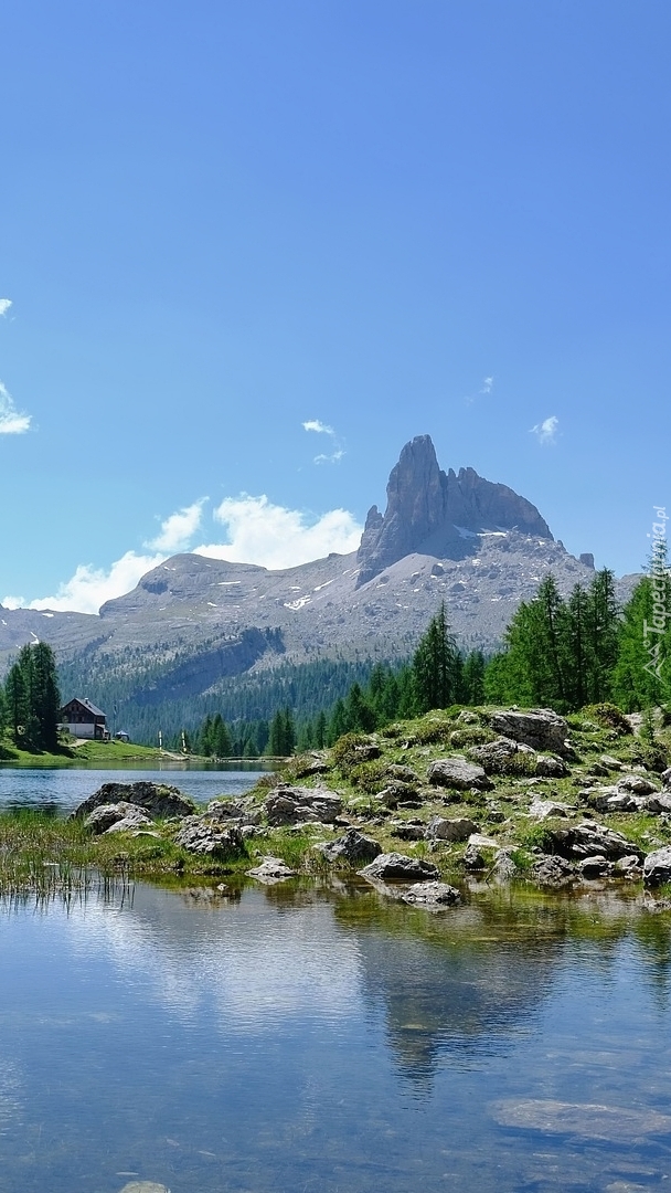 Bezchmurne niebo nad górami i jeziorem