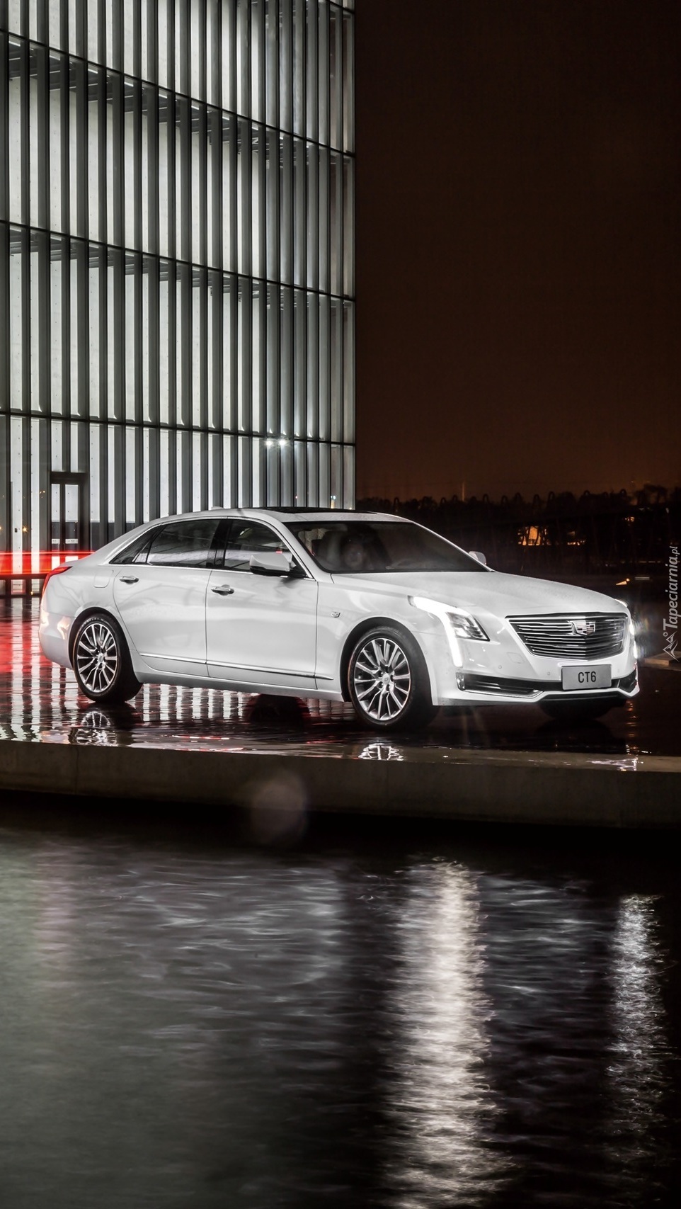 Biały Cadillac CT6