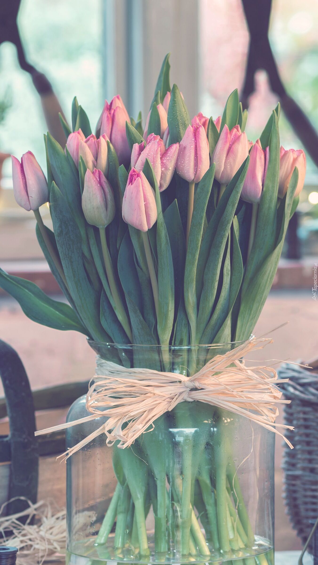 Bukiet tulipanów w wazonie