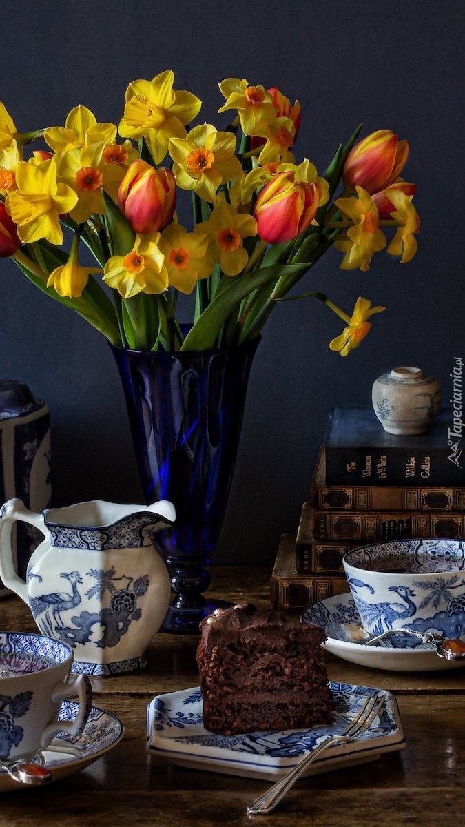 Bukiet żonkili i tulipanów w wazonie
