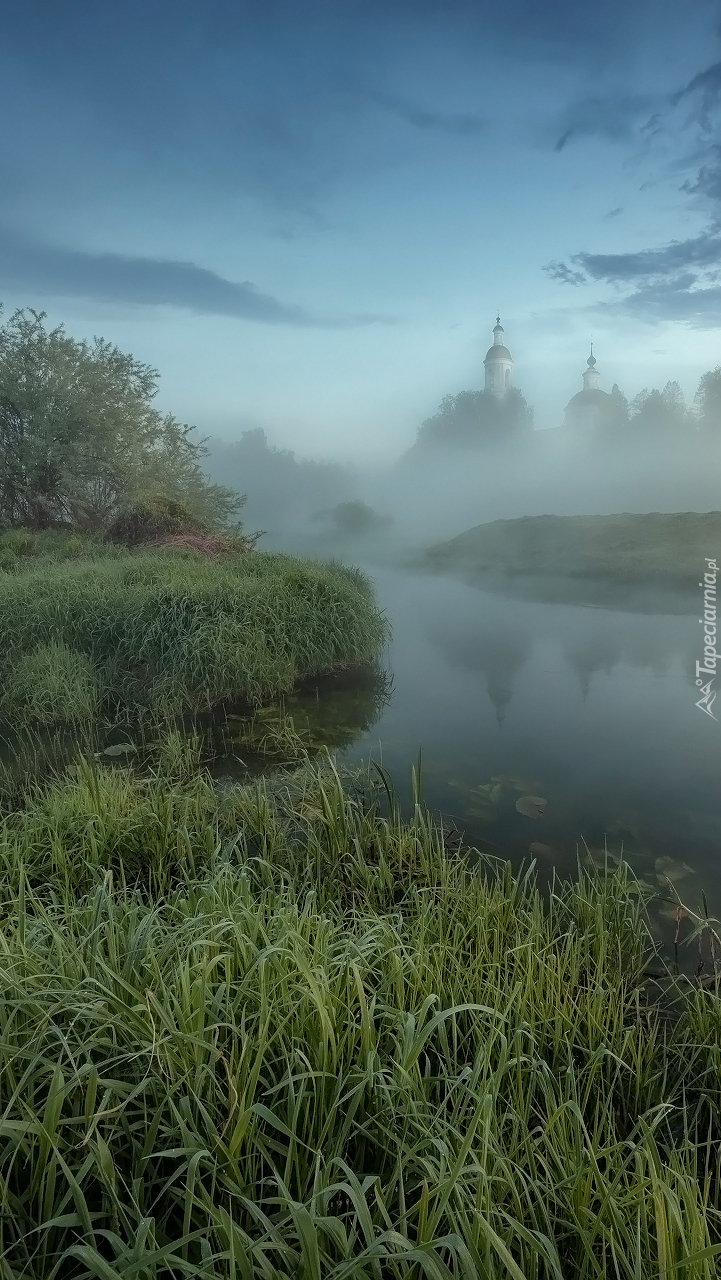 Cerkiew we mgle nad rzeką