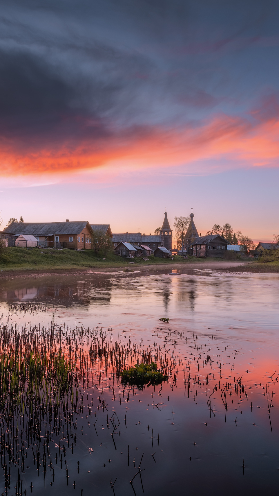 Chmurne niebo nad domami rzeką