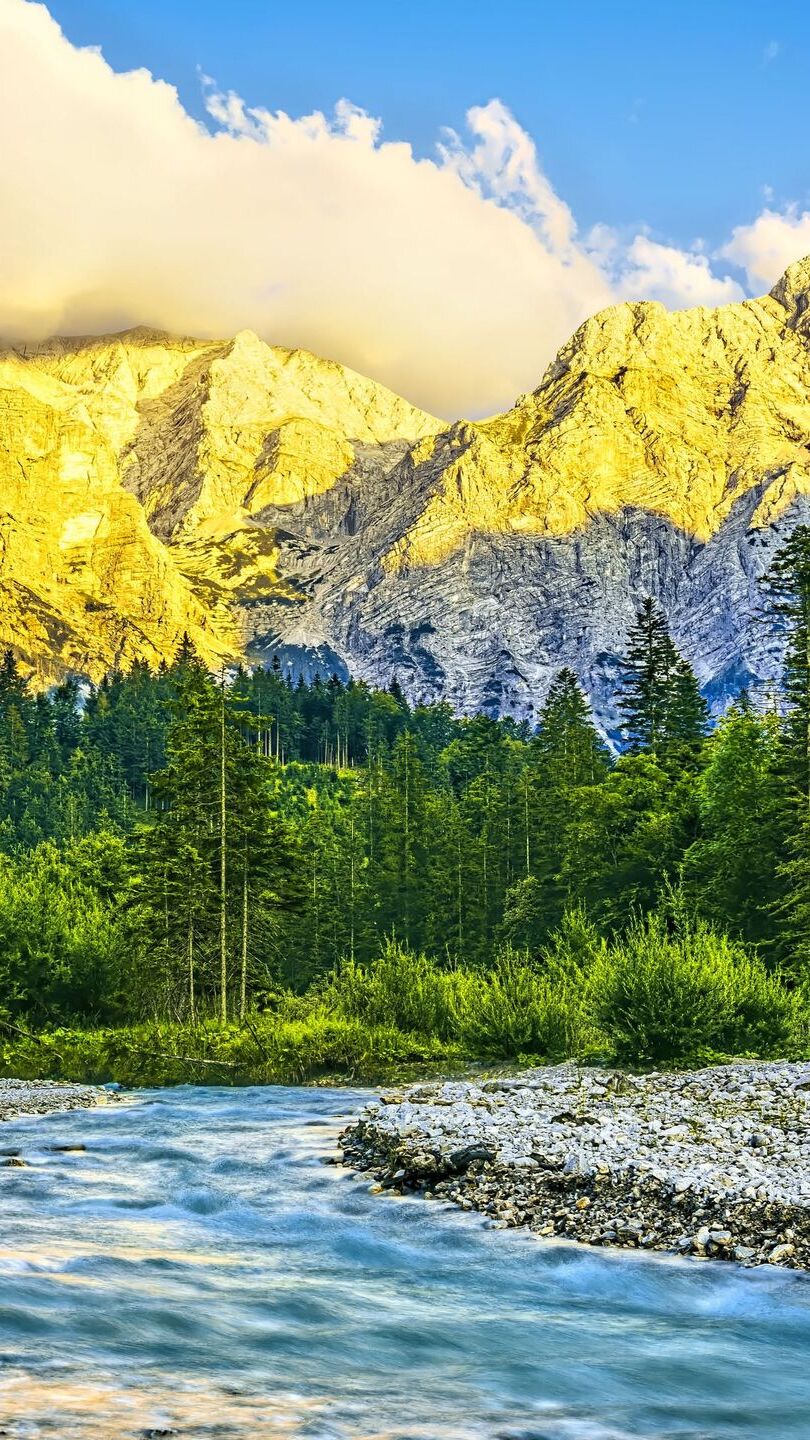 Chmury nad górami i las nad rzeką