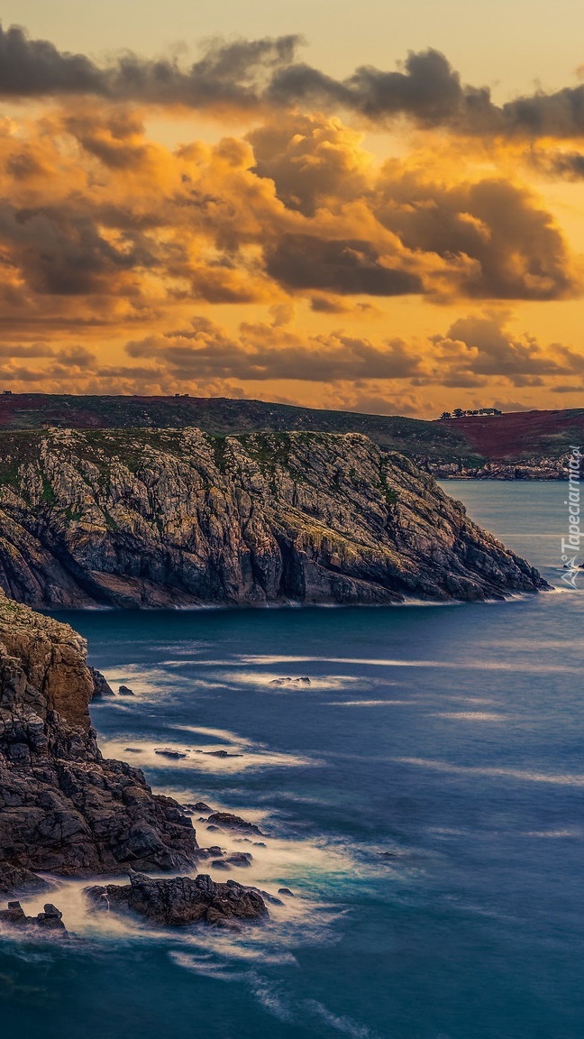 Chmury nad skalistym wybrzeżem Bretanii