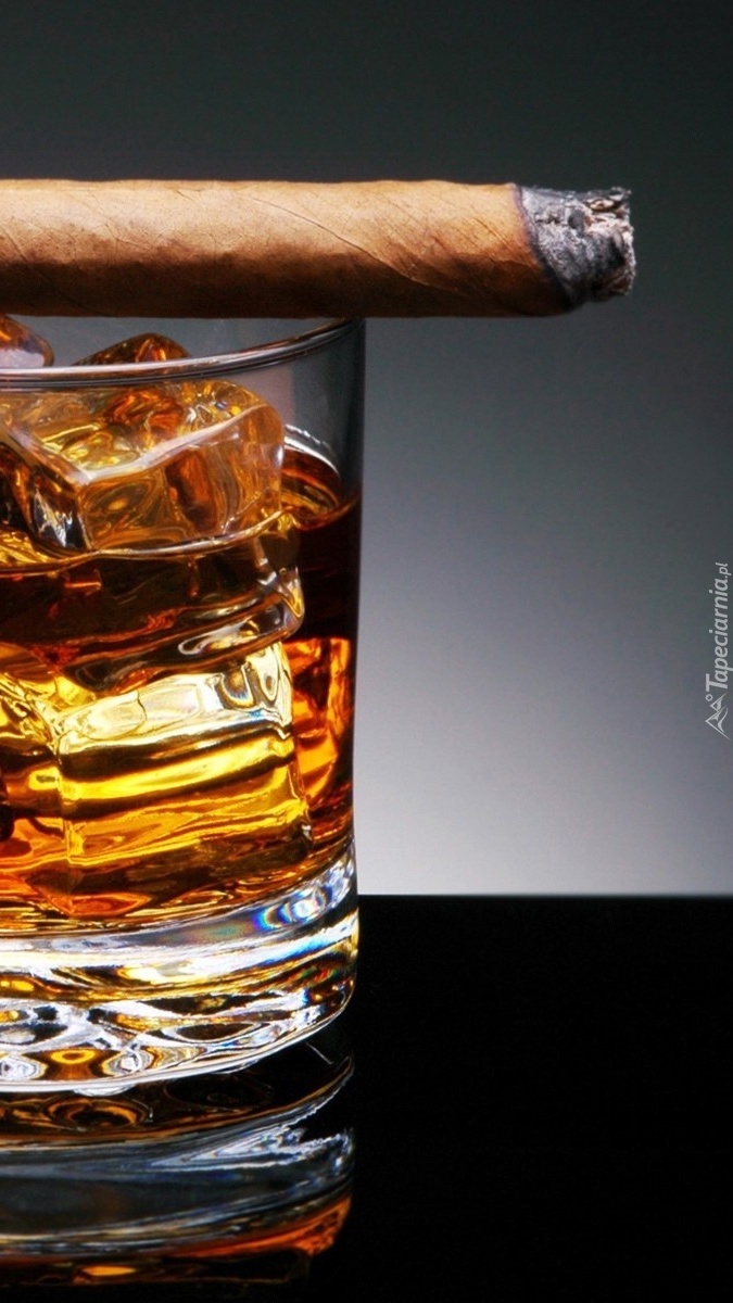 Cygaro na szklance whisky z lodem