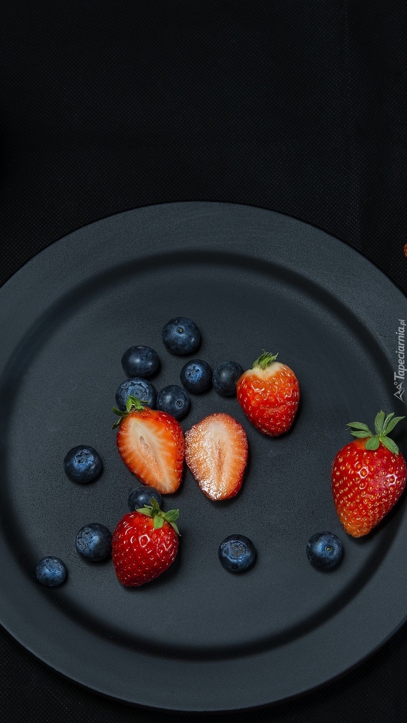Czarny talerz z owocami