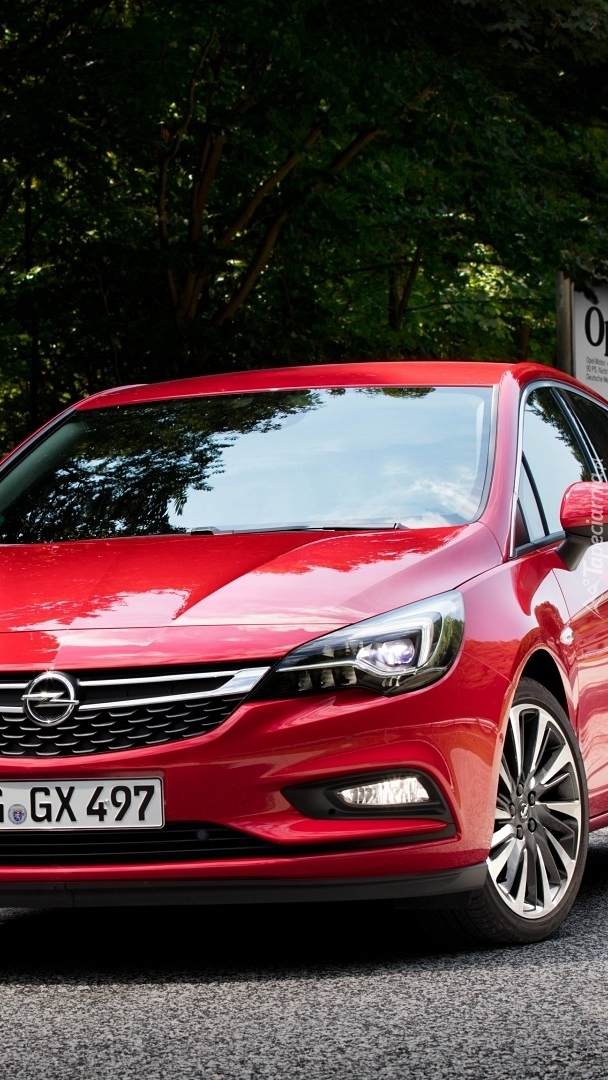 Czerwony Opel Astra Sports Tourer