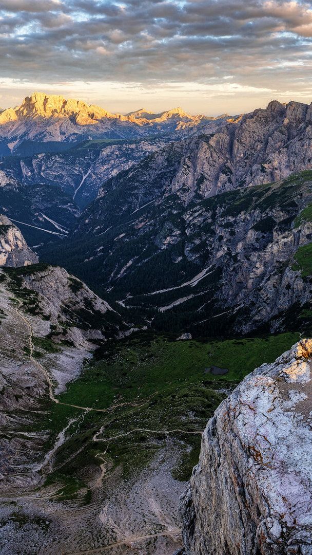 Dolina we włoskich Dolomitach