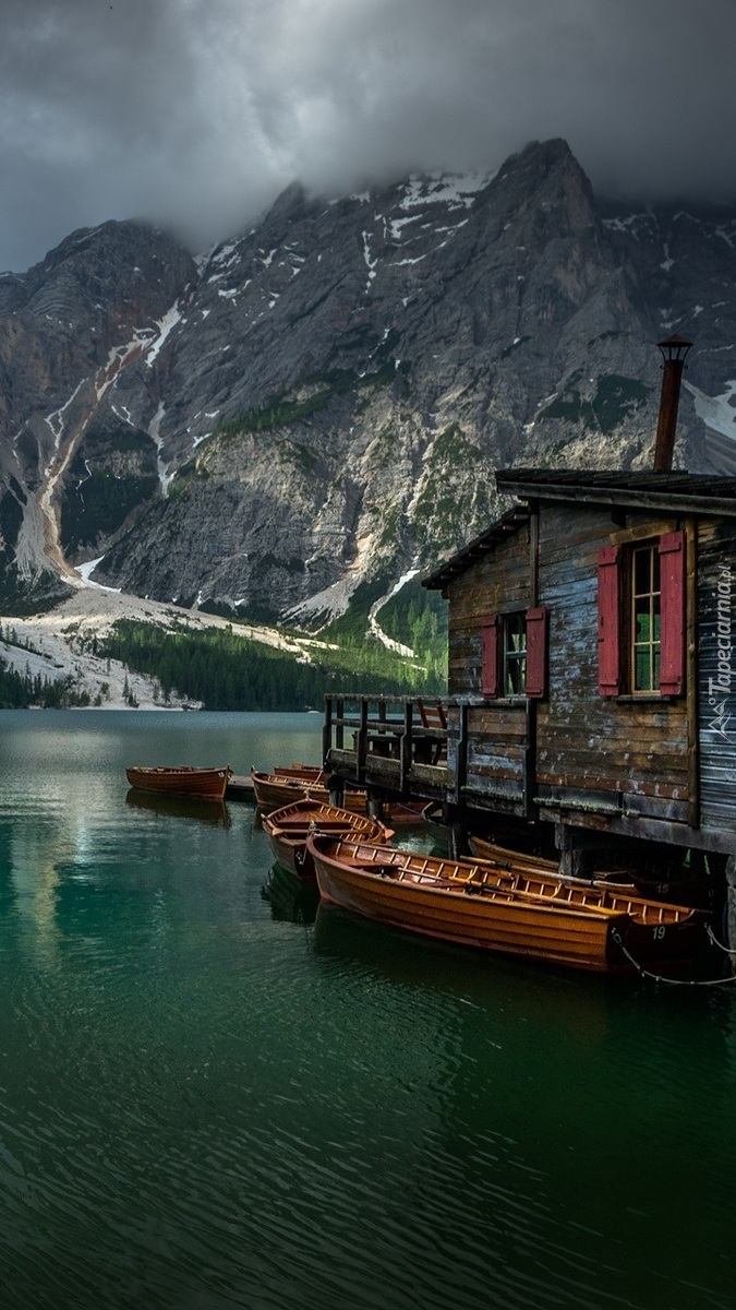 Domek i łódki na jeziorze Pragser Wildsee