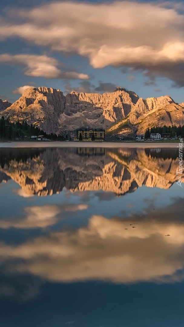 Domy i hotel nad jeziorem Misurina Lake