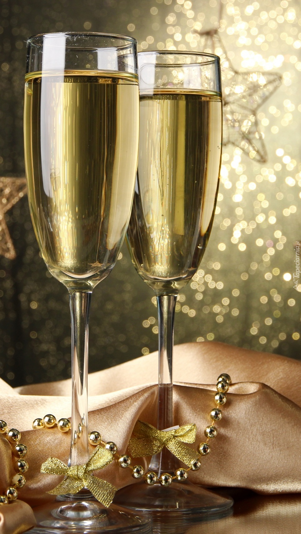 Dwa kieliszki szampana i koraliki