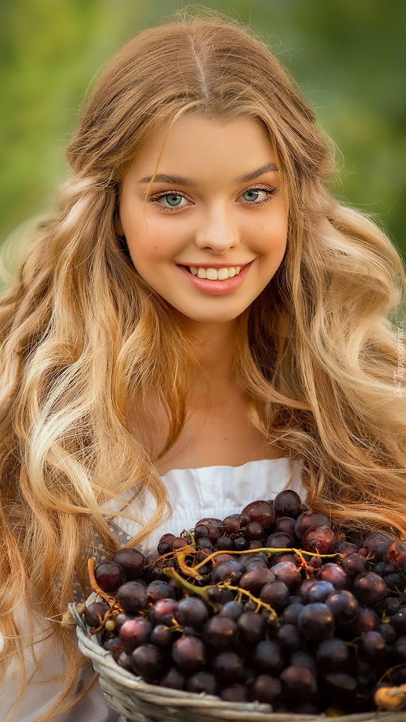 Dziewczyna z koszem winogron