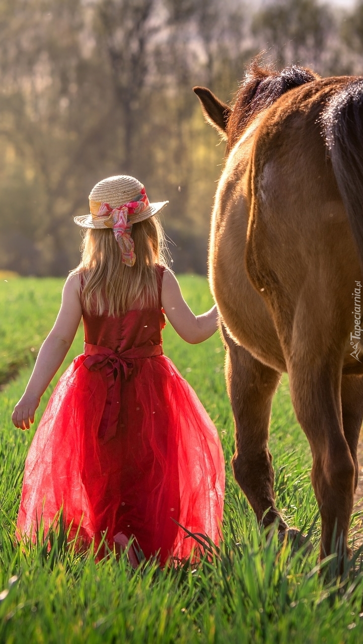 Dziewczynka prowadząca konia