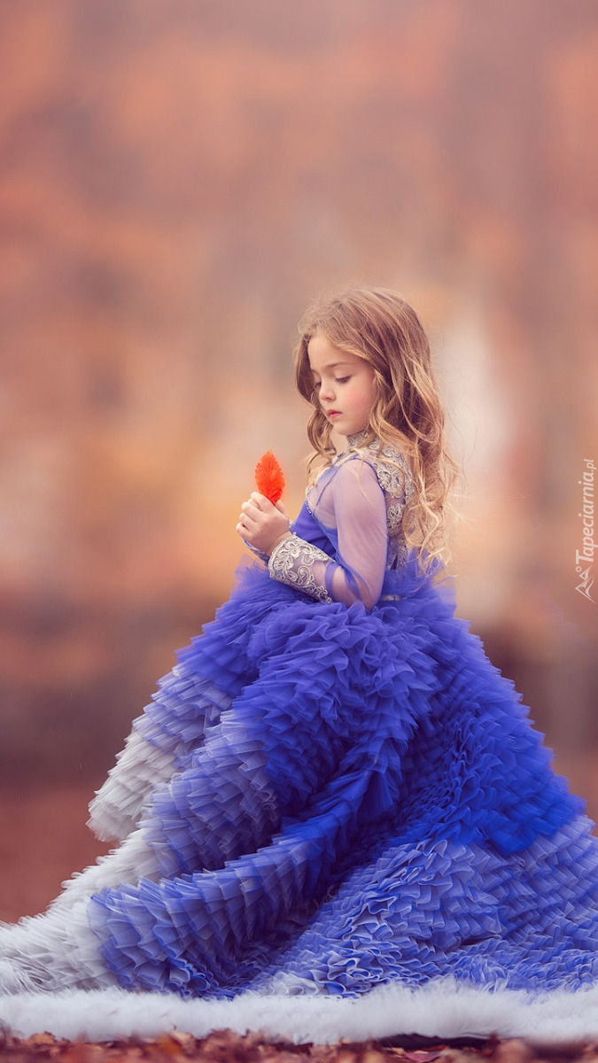 Dziewczynka w długiej niebieskiej sukience