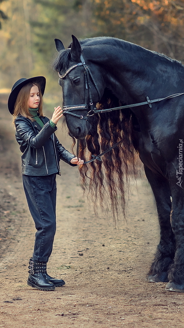 Dziewczynka z czarnym koniem