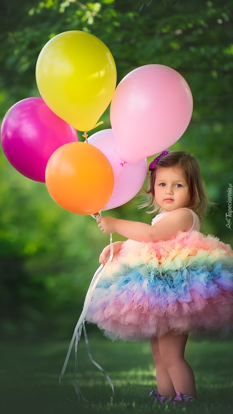 Dziewczynka z kolorowymi balonami