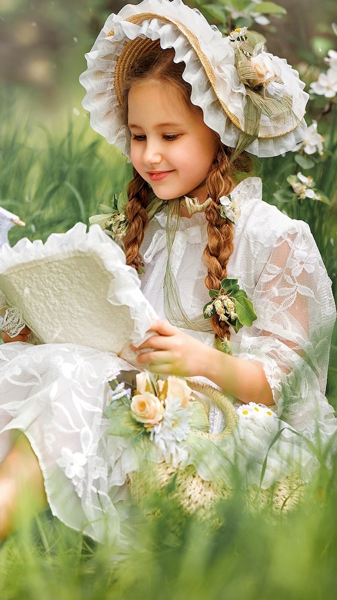 Dziewczynka z książką na łące