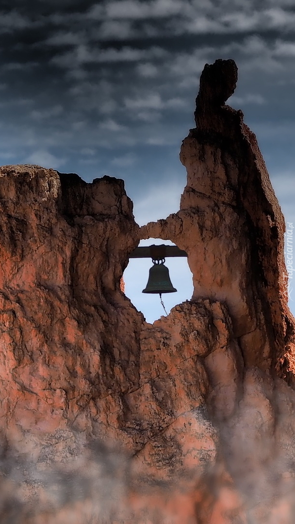 Dzwon na szczycie skały