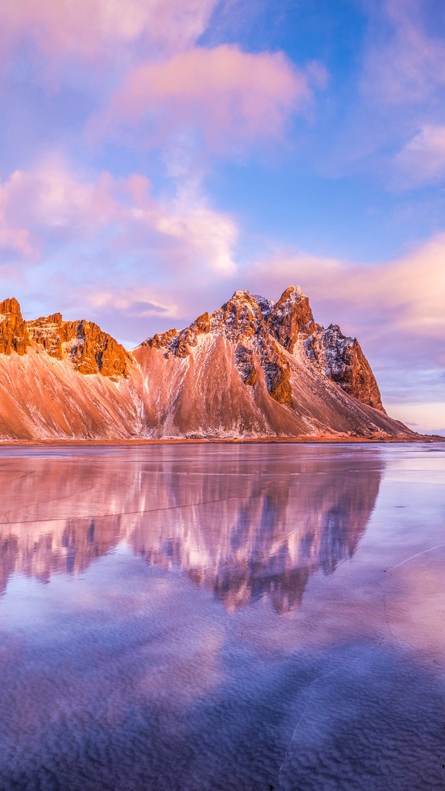 Góra Vestrahorn nad morzem w Islandii