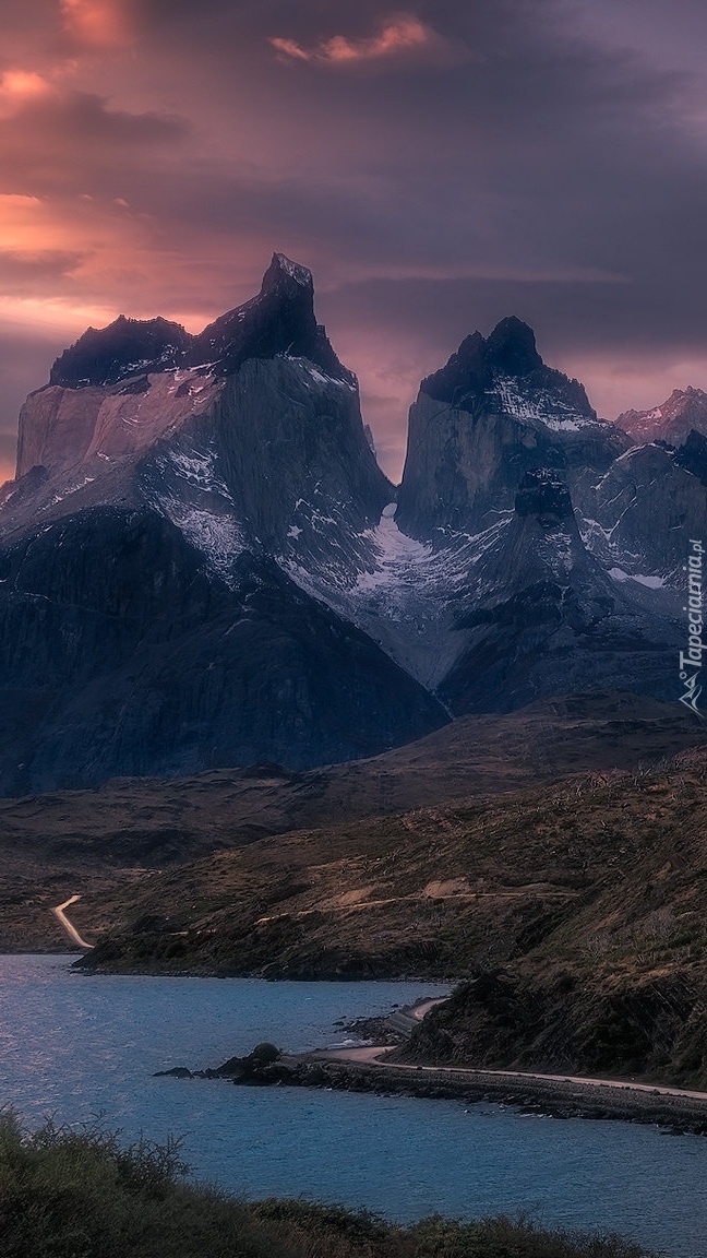 Góry Cordillera del Paine i jezioro Lake Pehoe