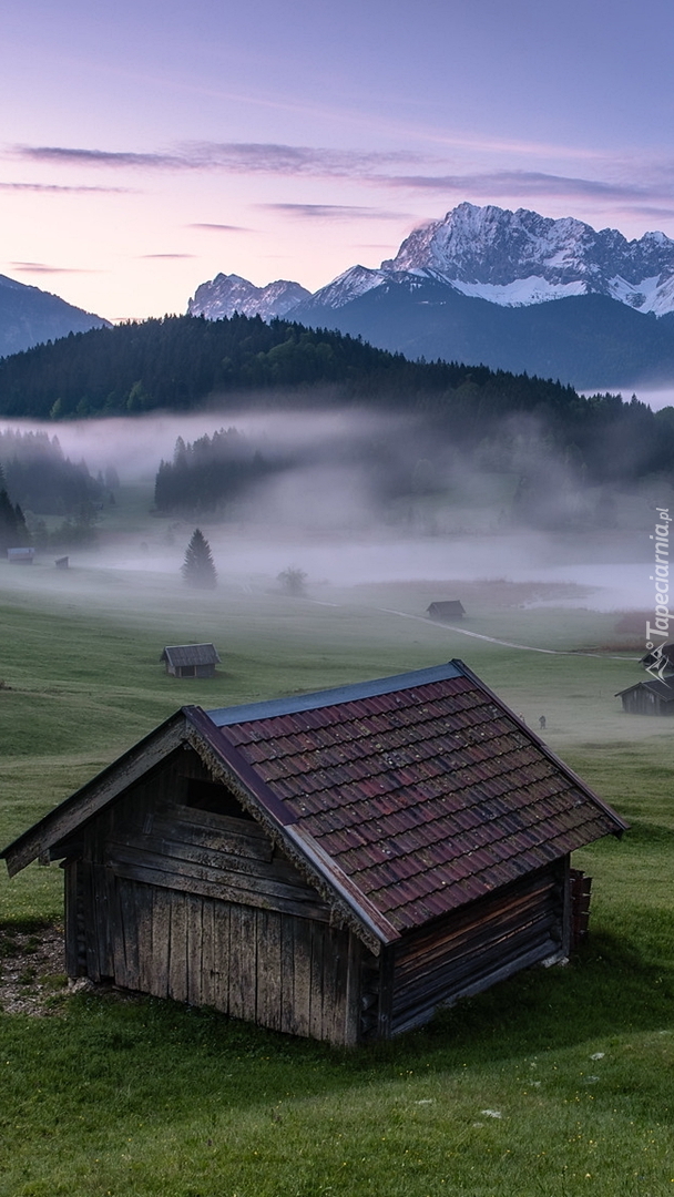 Góry Karwendel i domki w miejscowości Krun